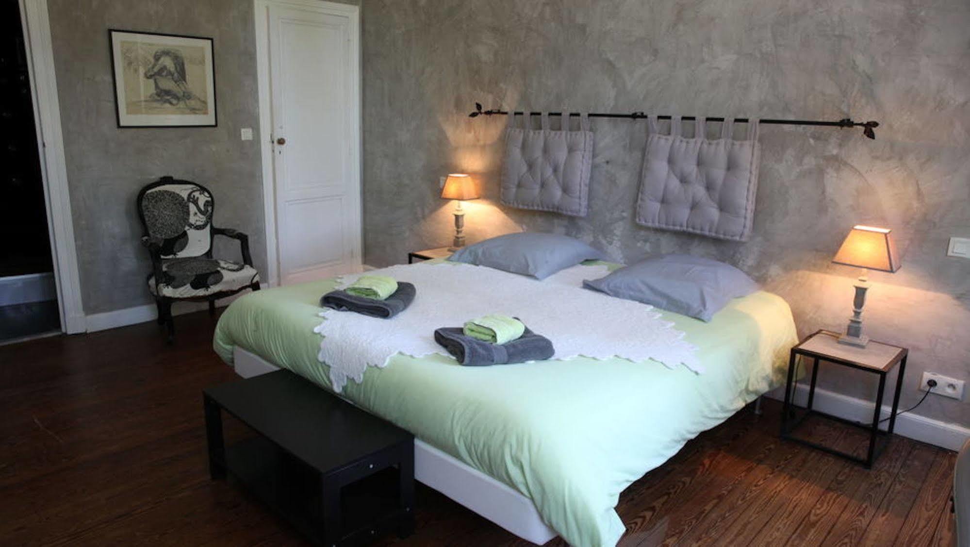 Bed and Breakfast Domaine Des Deux Cedres Gauriac Exterior foto